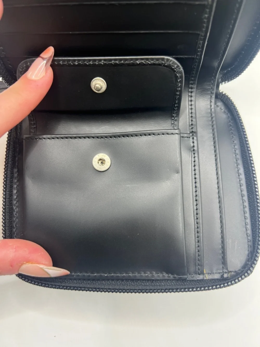 7050. Authentic Gucci Black Leather Zip Wallet with Glossy Logo. Made in Italy. - Picture 10 of 16